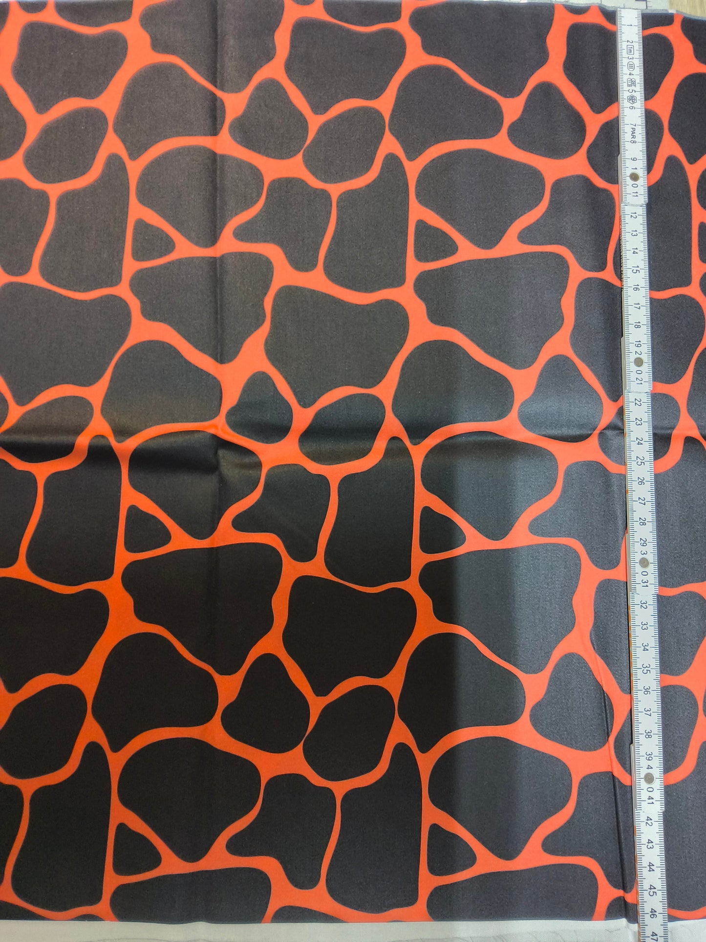Sofortkauf: Baumwolle-Meterware ca. 150 x 46 cm - " Dino Schuppen schwarz rot " (Nr. 166)