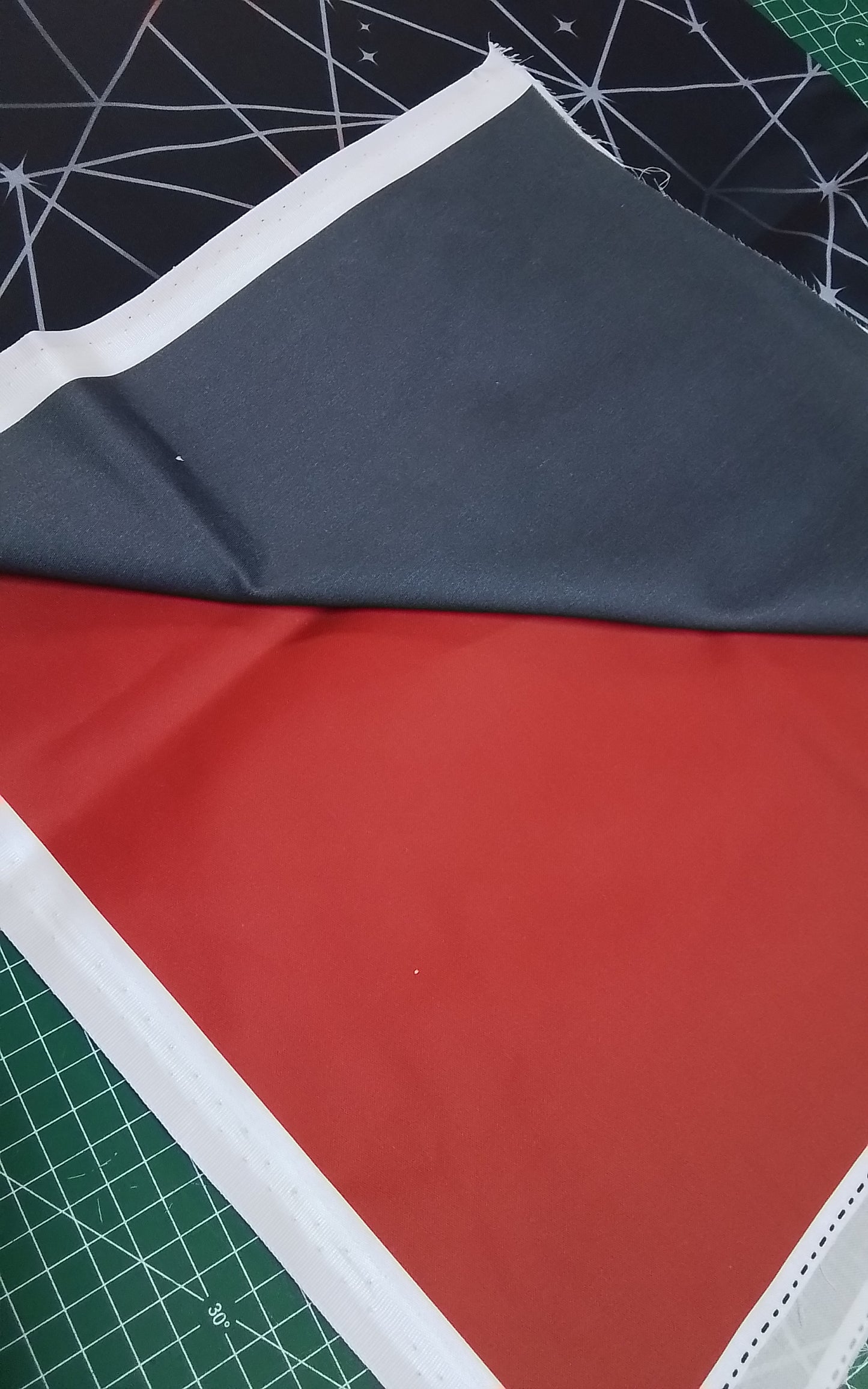 Sofortkauf: Baumwolle Stoffmix  ca. 150 x 100 cm - "Drachenadern schwarz rot " ( Kleine Flecken  -siehe Bild-Nr. 011 )