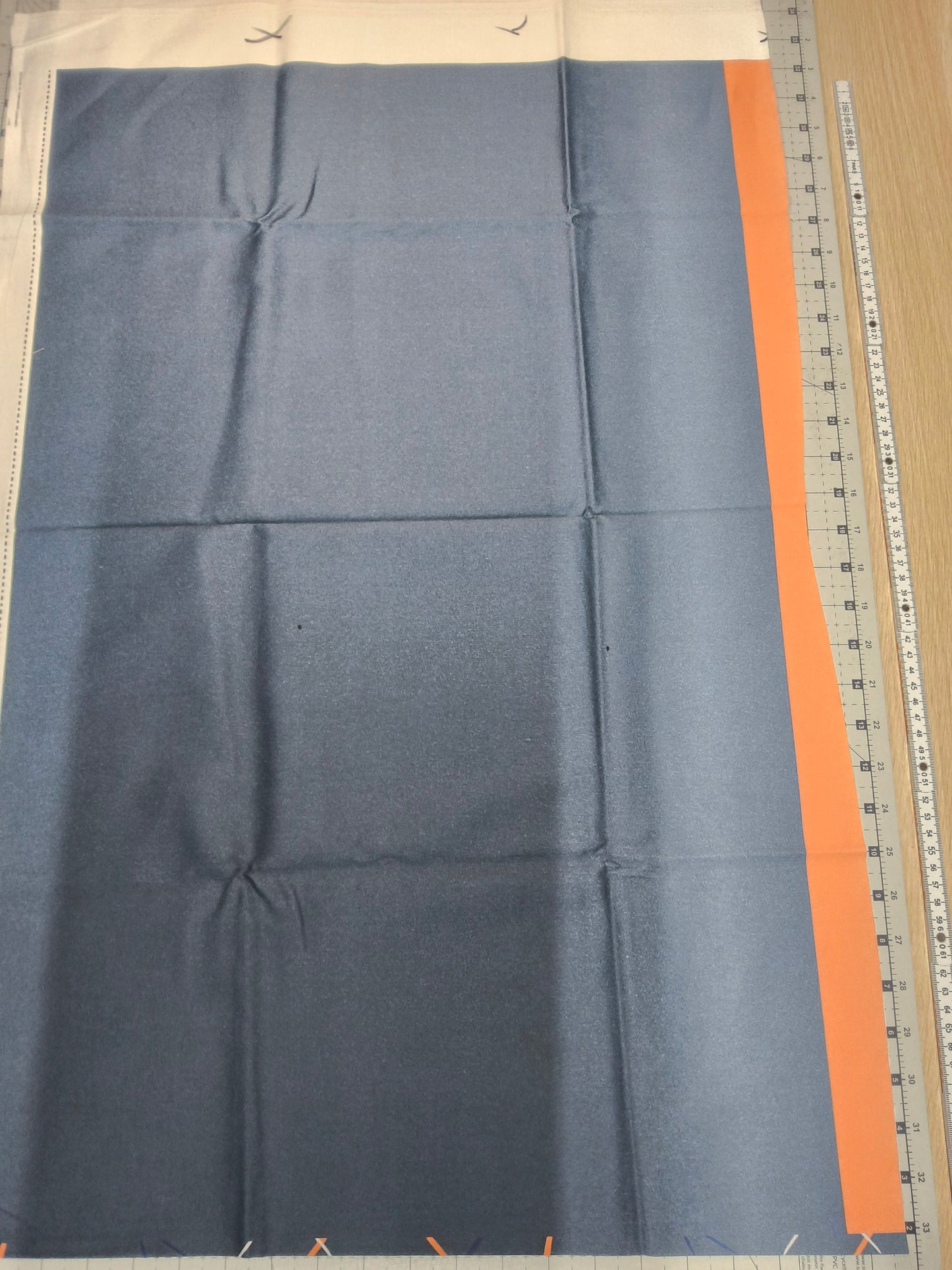 Sofortkauf: Baumwolle-Meterware ca. 150 x 48 cm - " Orangene Streifen - Farbe läuft aus+ zwei Punkte auf grau - 70 siehe Bild " (Nr. 168)