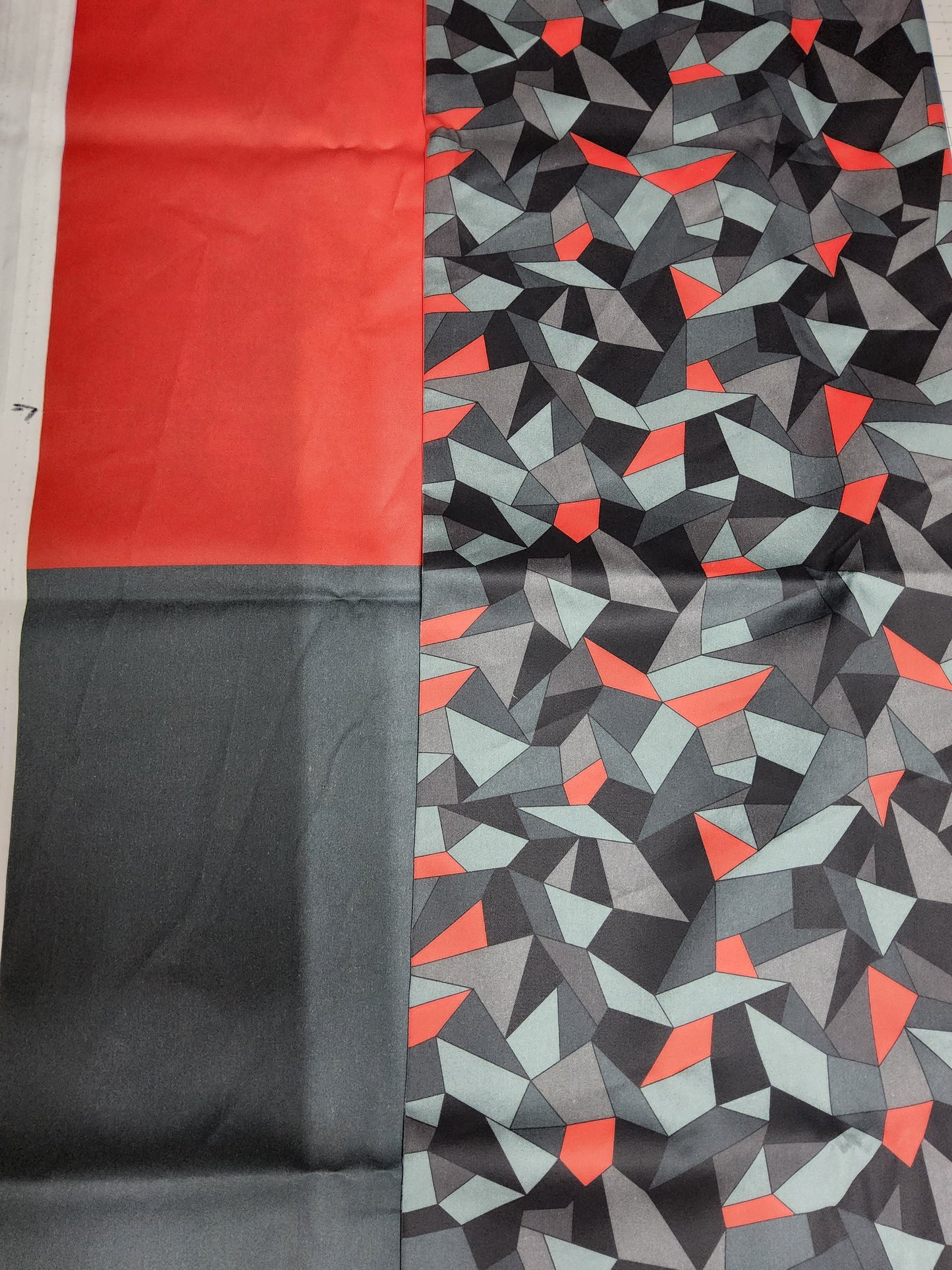 Sofortkauf: Baumwolle Stoffmix  ca. 150 x 100 cm - Geometric Triangles Red mit 2 unifarben-(Fehler siehe Bild)