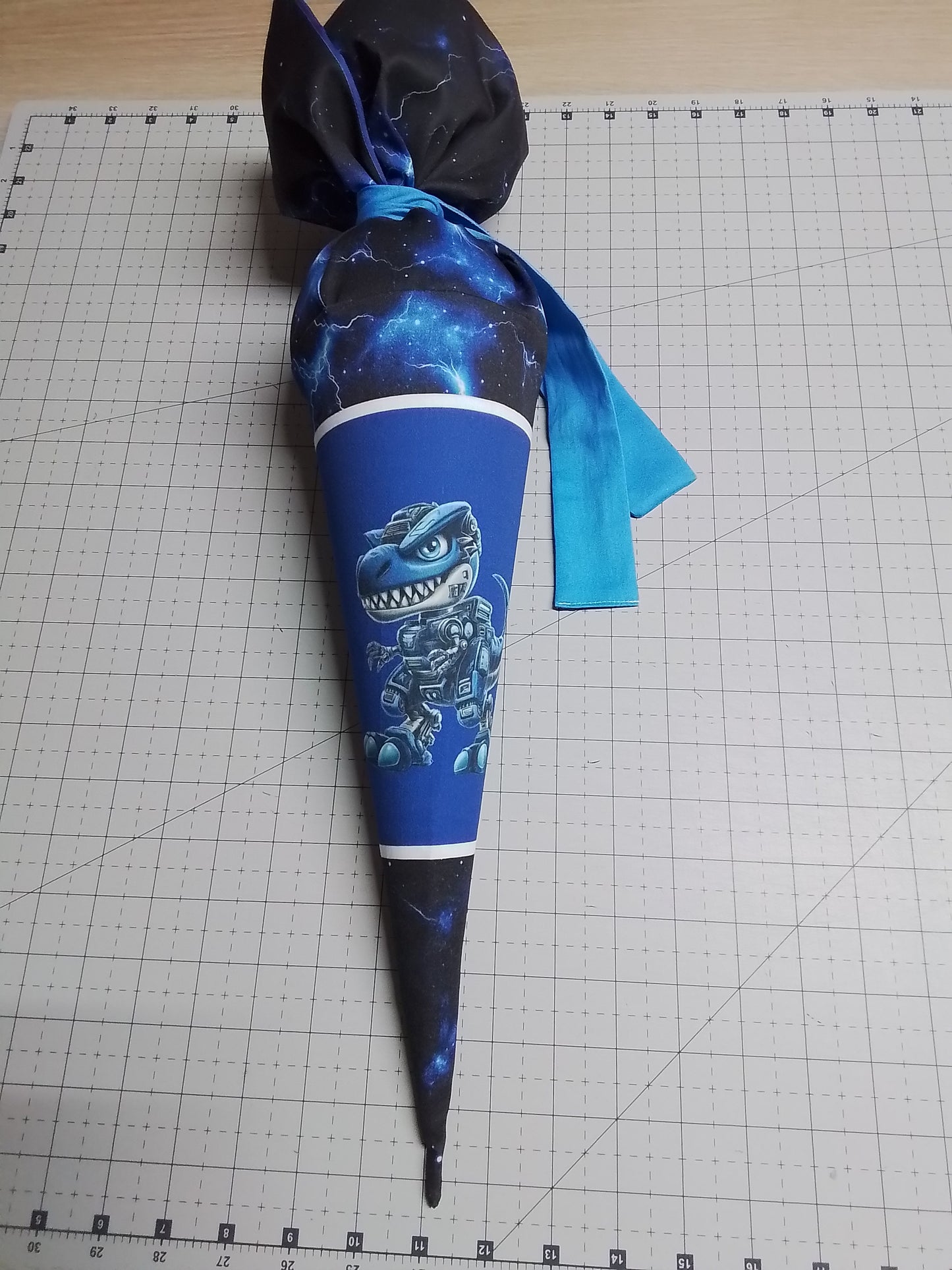 Sofortkauf 35cm: Zuckertüte mit Rohling 35 cm "Cyber T-Rex auf Gewitter im Weltall " - wie abgebildet