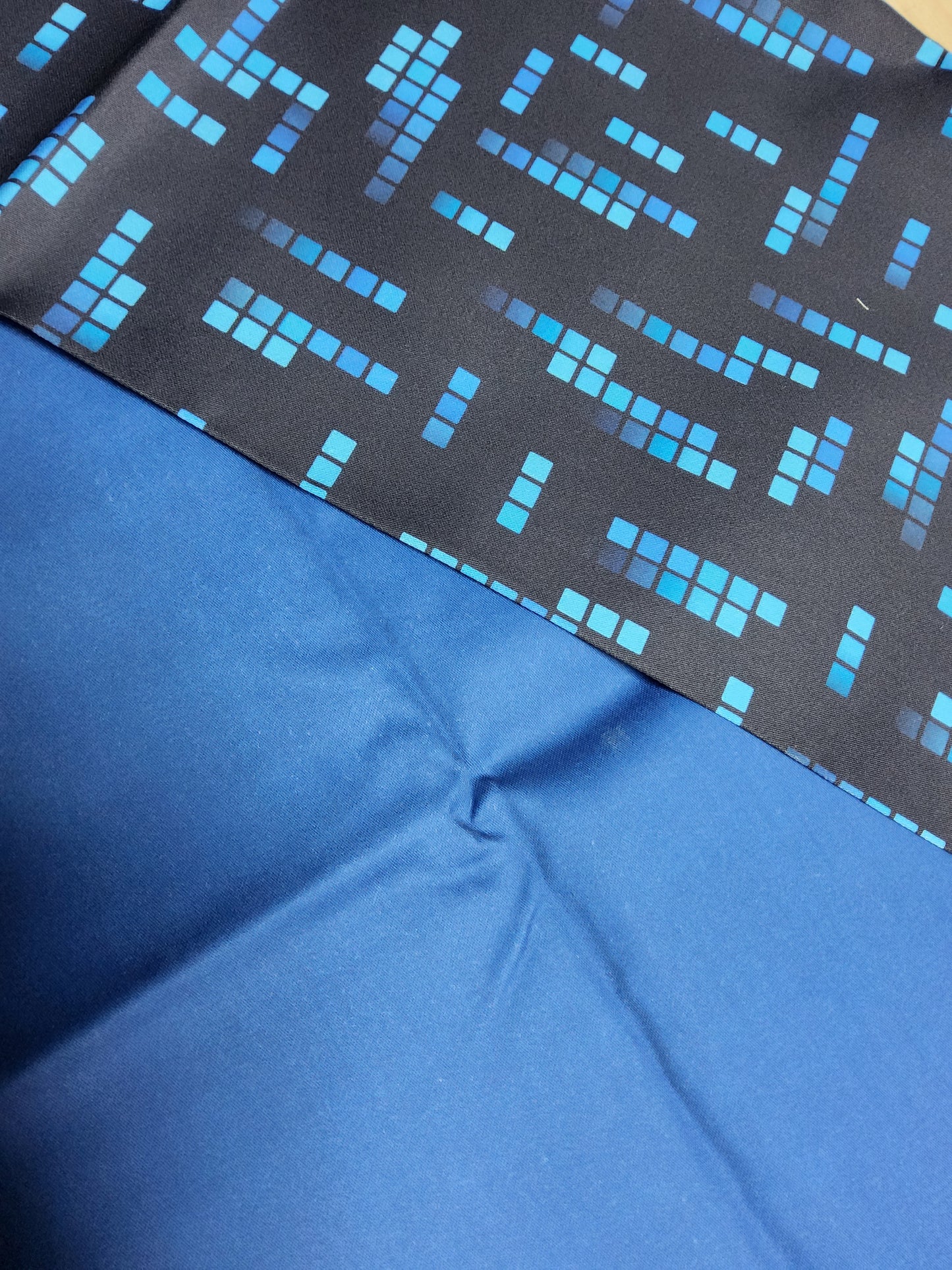 Sofortkauf: Baumwolle Stoffmix  ca. 150 x 100 cm - "Cubis Blue" (Kleiner Fleck auf blau-siehe Bild)
