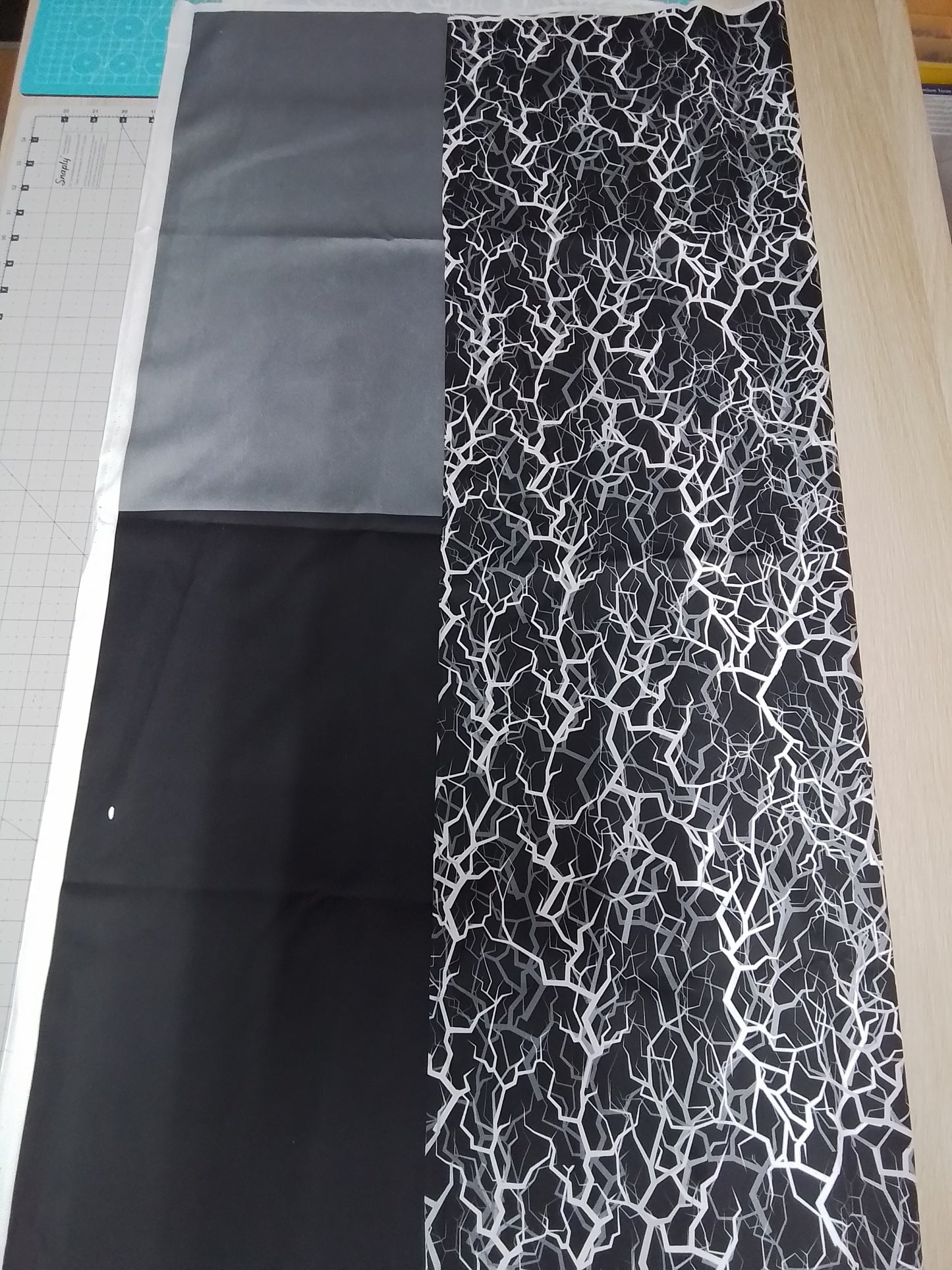 Sofortkauf: Baumwolle Stoffmix  ca. 150 x 100 cm - Blitze schwarz-weiss unifarben-(Fehler- Weißer Fleck auf schwarz-siehe Bild)