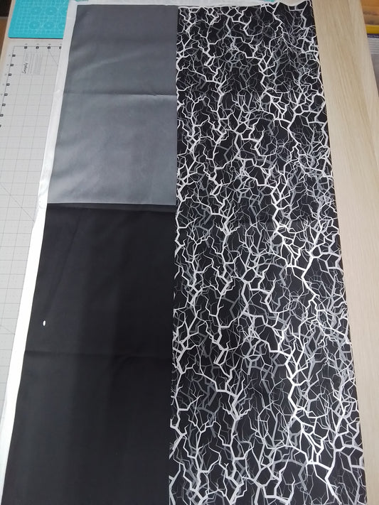 Sofortkauf: Baumwolle Stoffmix  ca. 150 x 100 cm - Blitze schwarz-weiss unifarben-(Fehler- Weißer Fleck auf schwarz-siehe Bild)