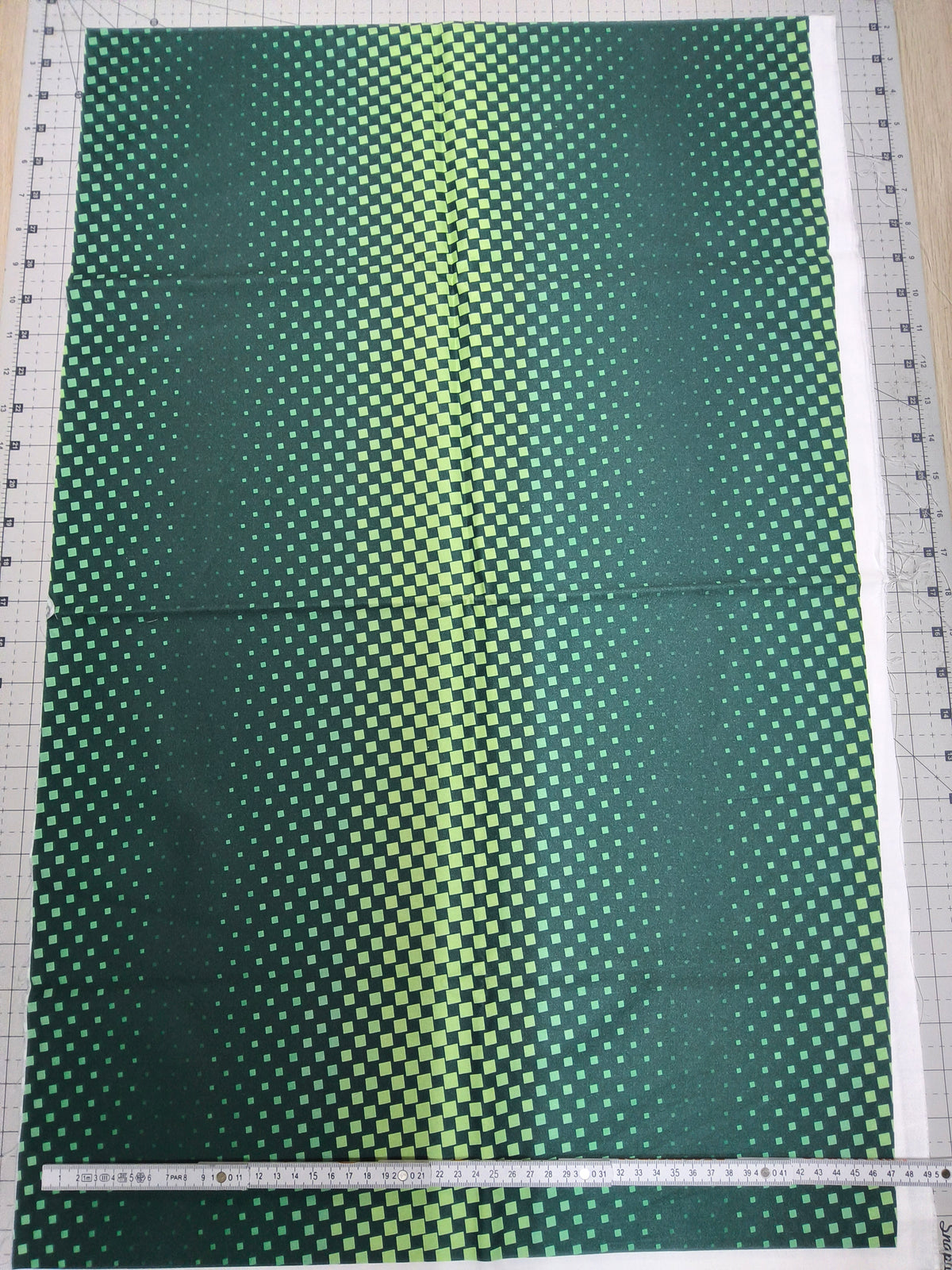 Sofortkauf: Baumwolle-Meterware ca. 150 x 47 cm - " Fußball Feld " (Nr. 176)