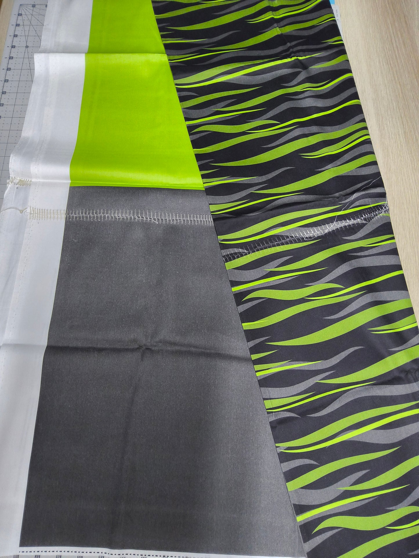 Sofortkauf: Baumwolle Stoffmix  ca. 150 x 100 cm -"Waves Grün"- Fehler Naht durchgehend - siehe Bild - Nr. 118