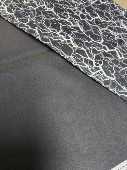 Sofortkauf: Baumwolle Stoffmix  ca. 150 x 100 cm -" Blitze schwarz-weiß " (Weißer Fleck auf schwarz -siehe Bild - Nr. 130)