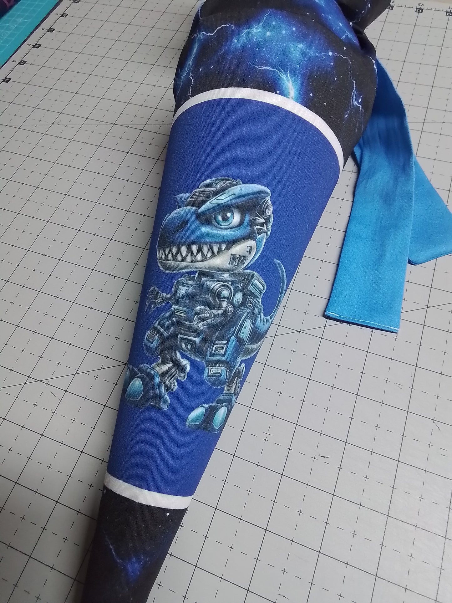 Sofortkauf 35cm: Zuckertüte mit Rohling 35 cm "Cyber T-Rex auf Gewitter im Weltall " - wie abgebildet