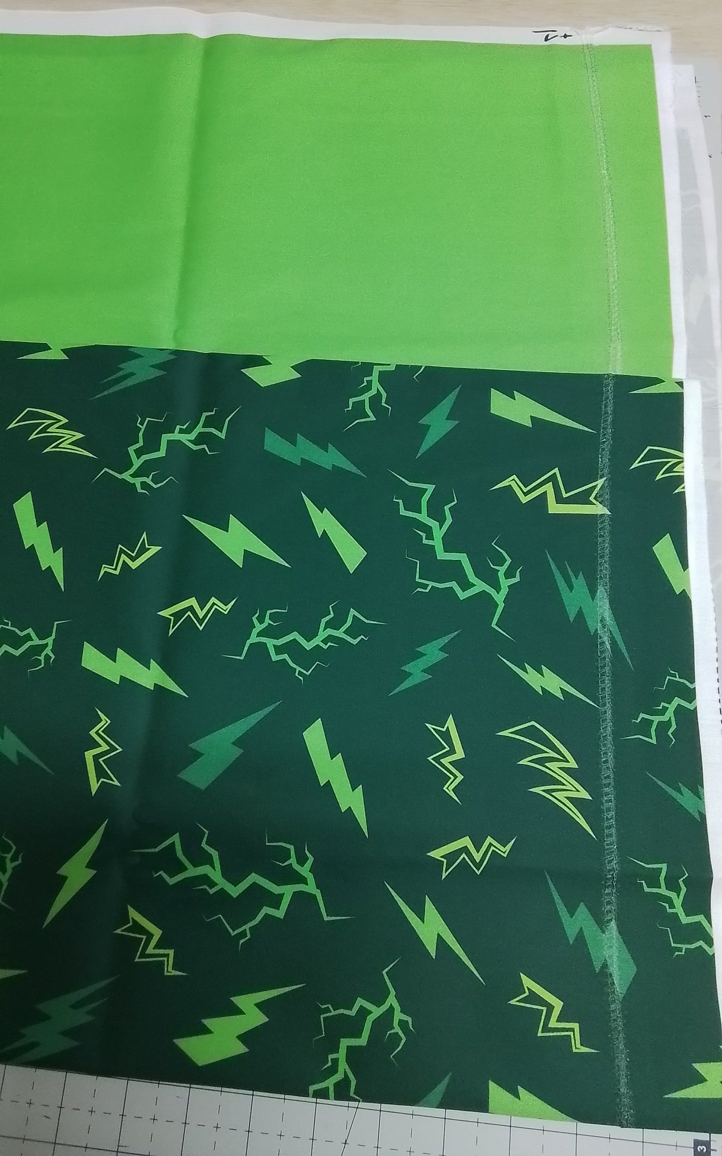 Sofortkauf: Baumwolle Stoffmix  ca. 150 x 100 cm - " Blitze grün-Dino" (Nahnt durchgehend-siehe Bild)