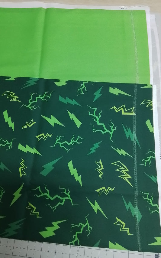 Sofortkauf: Baumwolle Stoffmix  ca. 150 x 100 cm - " Blitze grün-Dino" (Nahnt durchgehend-siehe Bild)