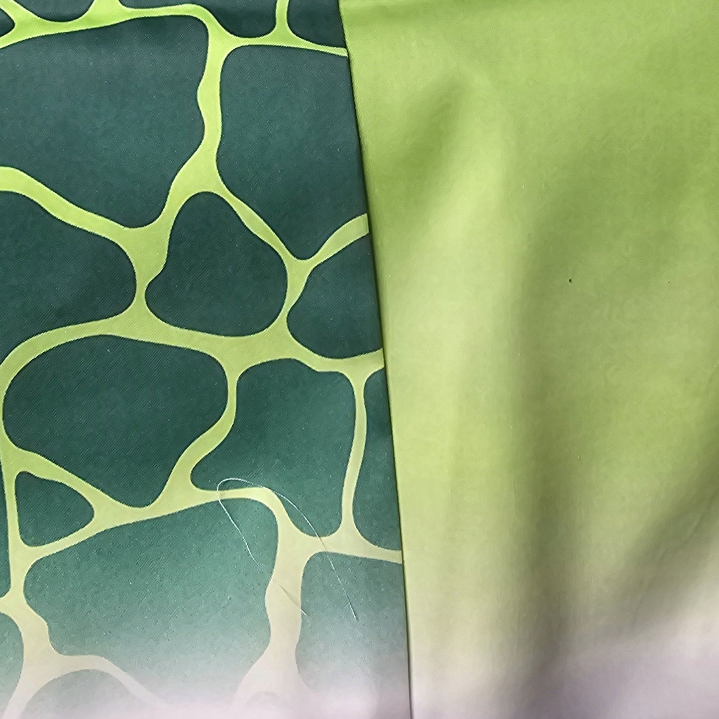 Sofortkauf: Baumwolle Stoffmix  ca. 150 x 100 cm - Dino Schuppen Grün, Farbe läuft aus
