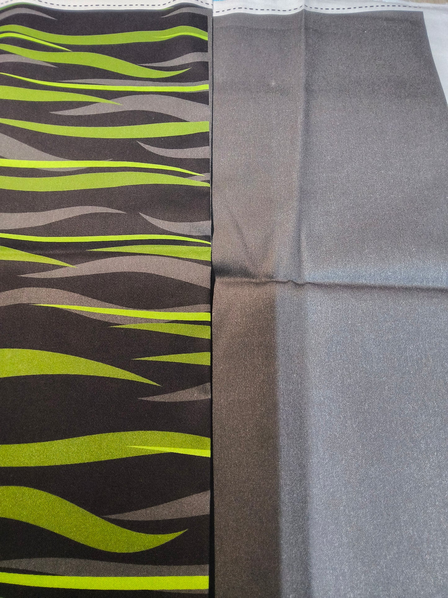 Sofortkauf: Baumwolle Stoffmix  ca. 150 x 100 cm - " Weges Green- Wellen grün" ( zwei kleine Flecken - Nr. 140 )
