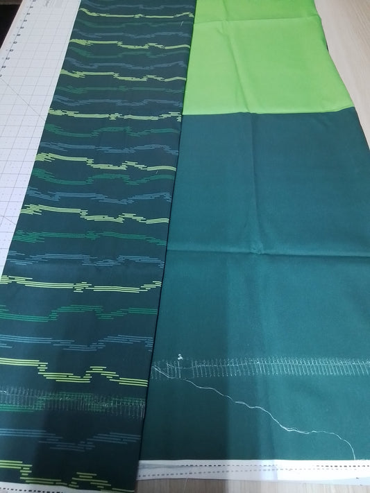 Sofortkauf: Baumwolle Stoffmix  ca. 150 x 100 cm - " Kurze Streifen auf grün- Fussball" (Nahnt durchgehend-siehe Bild)