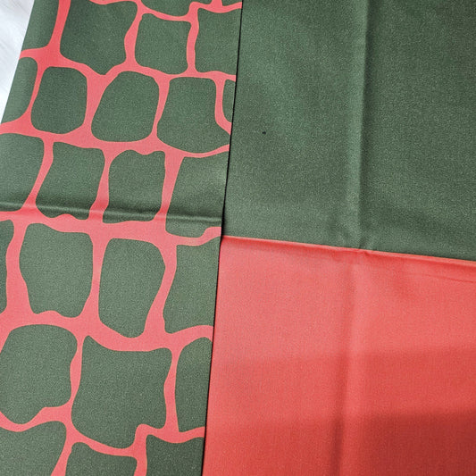 Sofortkauf: Baumwolle Stoffmix  ca. 150 x 100 cm - Dino Schuppen Rot Khaki, Fleck auf dem grünen