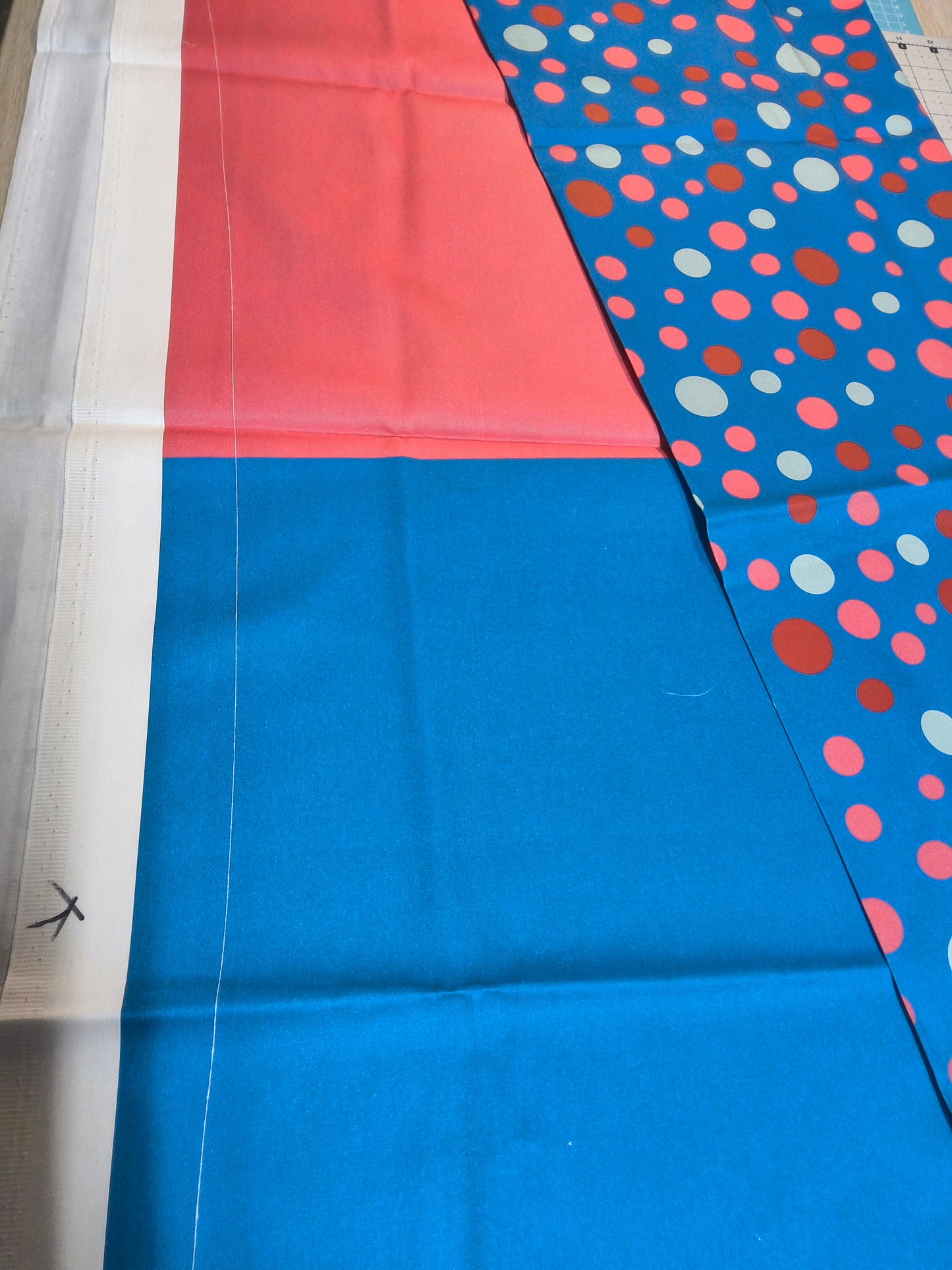 Sofortkauf: Baumwolle Stoffmix  ca. 150 x 100 cm -" Elegante Punkte auf türkis " (weißer Streifen von Faden-siehe Bild - Nr. 130)