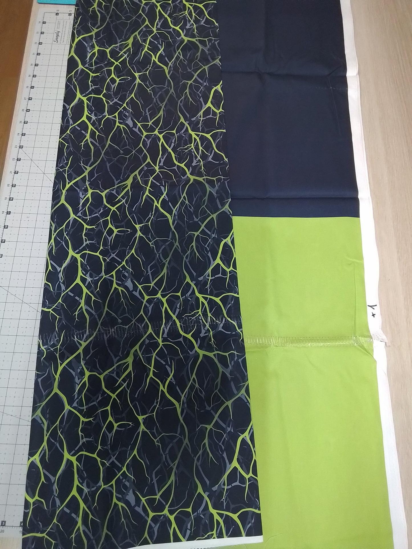 Sofortkauf: Baumwolle Stoffmix  ca. 150 x 100 cm - "Grüne Wurzeln-Panther" (Nahnt durchgehend-siehe Bild)