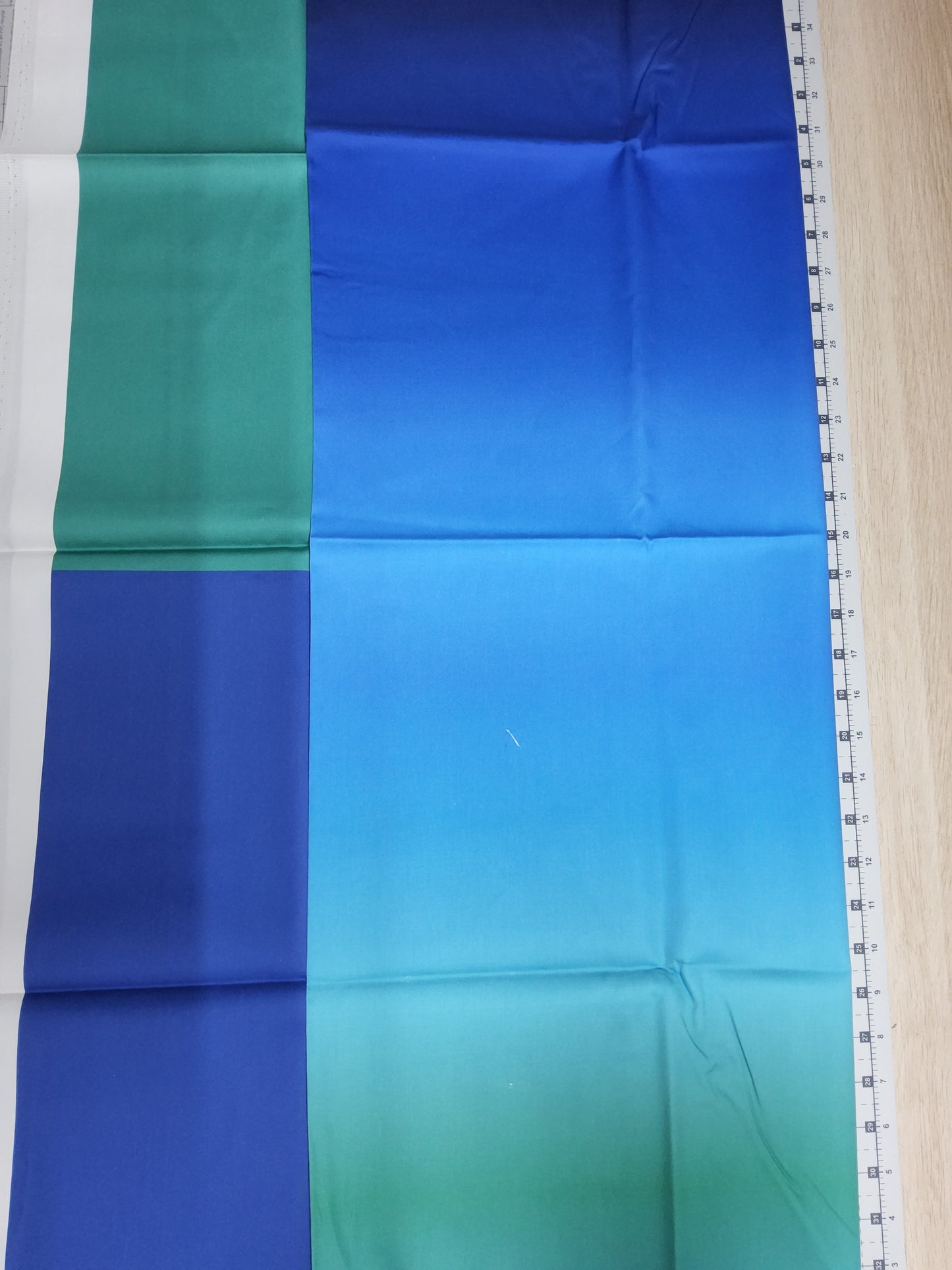 Sofortkauf: Baumwolle Stoffmix  ca. 150 x 100 cm - Farbverlauf Grün Blau ( Fehler Faden auf blau-siehe Bild)