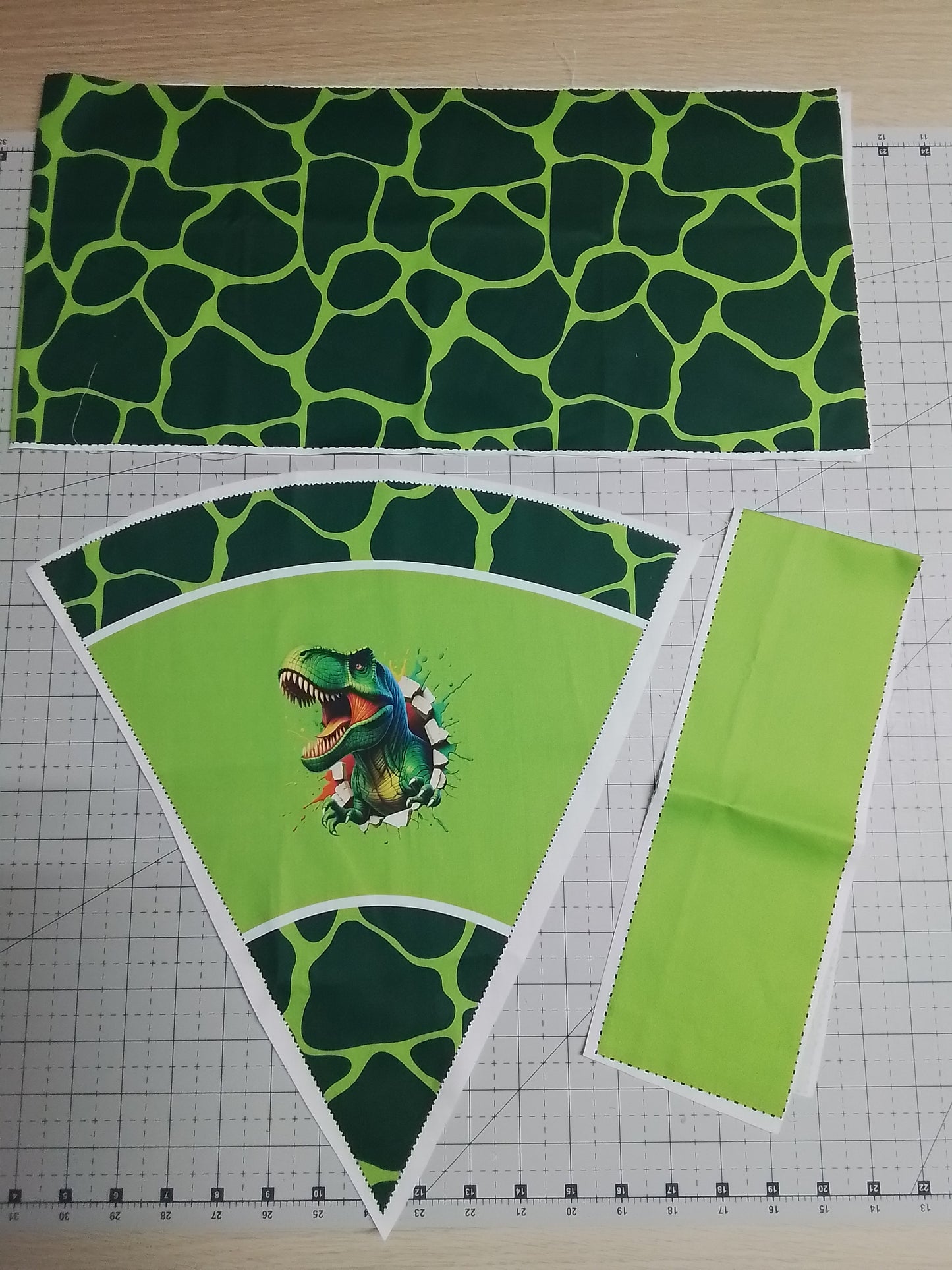 Sofortkauf 35cm: 35 cm (Geschwistertüte) aus Baumwolle als Nähset - "Dino Schuppen Grün-T-Rex-Dino" - wie abgebildet