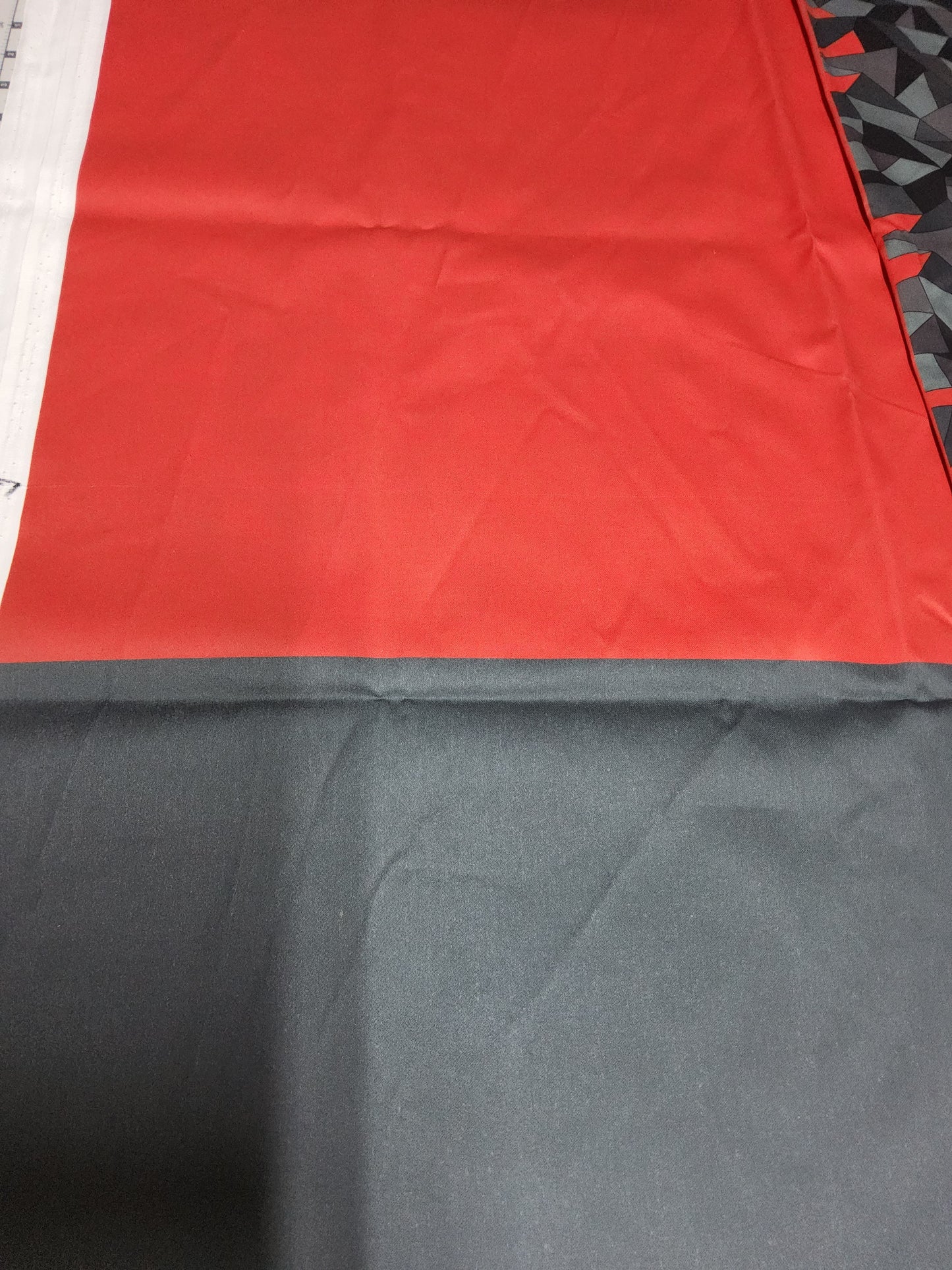 Sofortkauf: Baumwolle Stoffmix  ca. 150 x 100 cm - Geometric Triangles Red mit 2 unifarben-(Fehler siehe Bild)