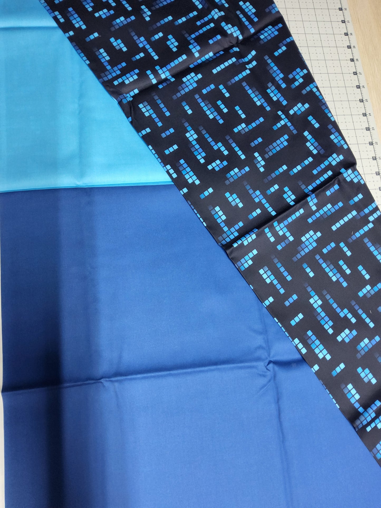 Sofortkauf: Baumwolle Stoffmix  ca. 150 x 100 cm - "Cubis Blue" (Kleiner Fleck auf blau-siehe Bild)