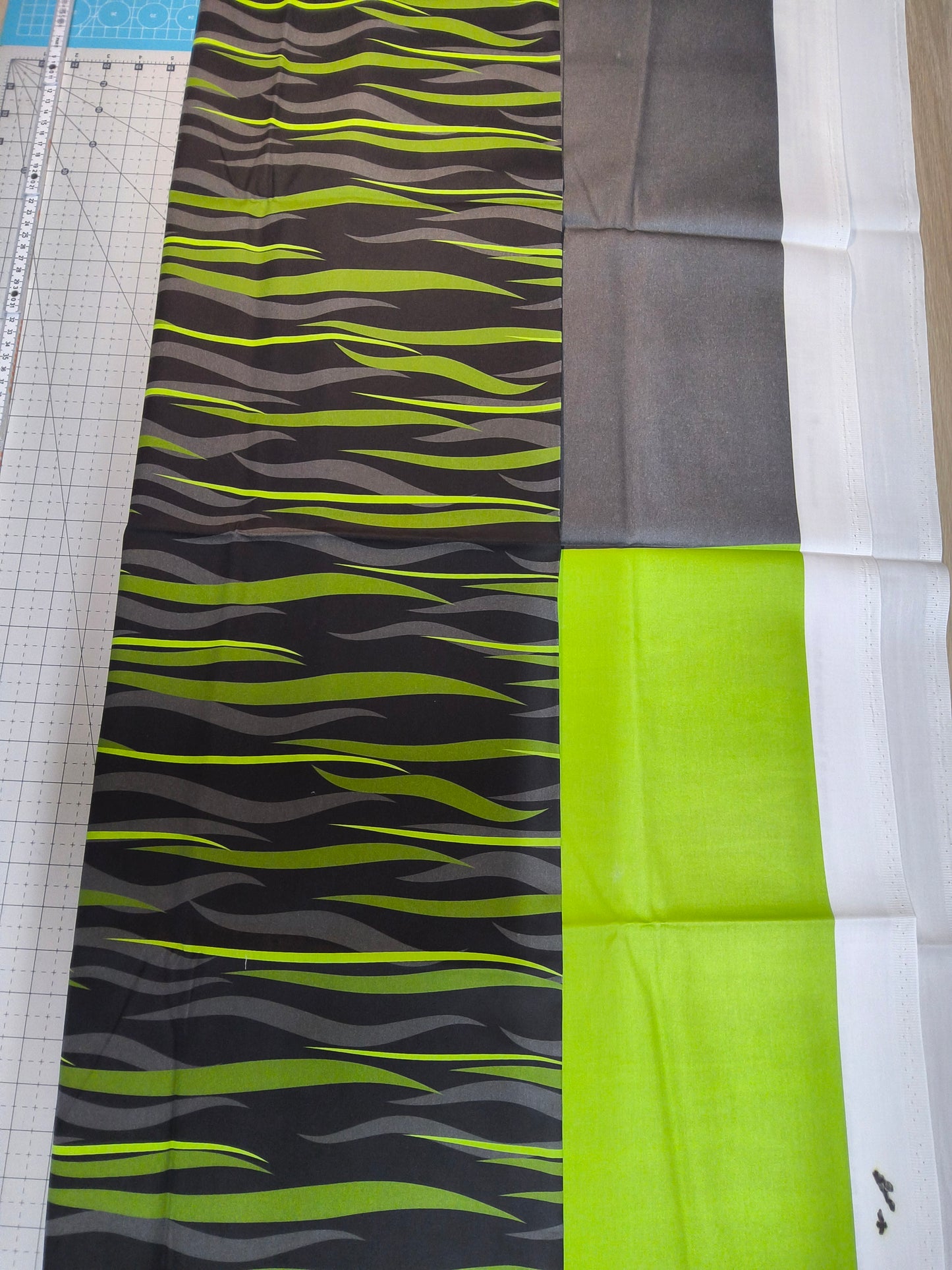 Sofortkauf: Baumwolle Stoffmix  ca. 150 x 100 cm - " Weges Green- Wellen grün" ( zwei kleine Flecken - Nr. 140 )