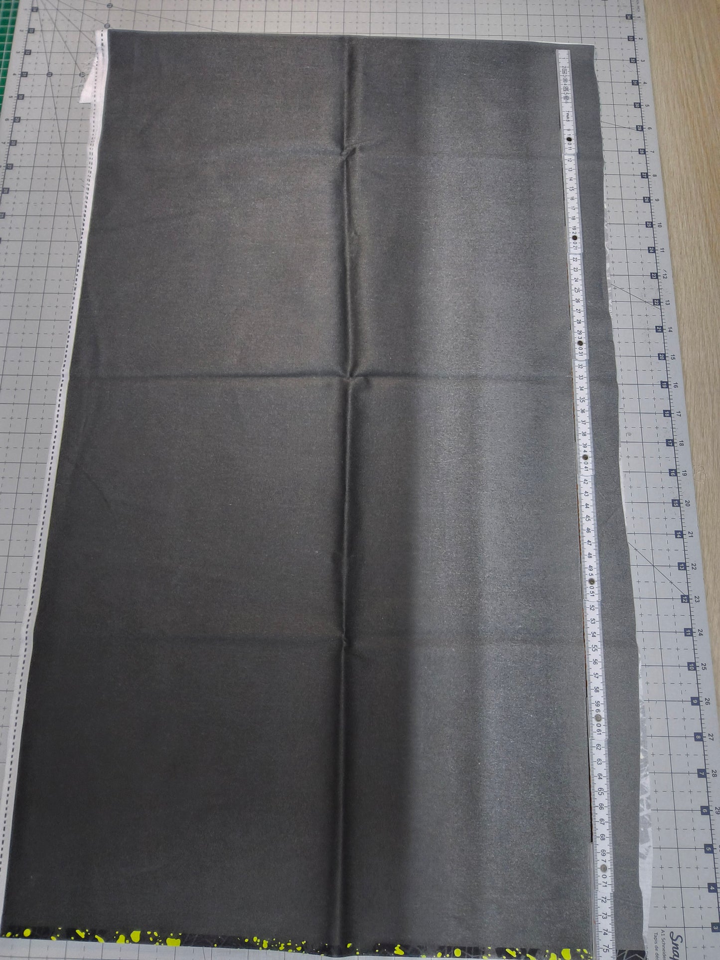 Sofortkauf: Baumwolle-Meterware ca. 150 x 45 cm - " Traktorspuren-Muster +graue Stoff - Farbe läuft aus " (Nr. 164)