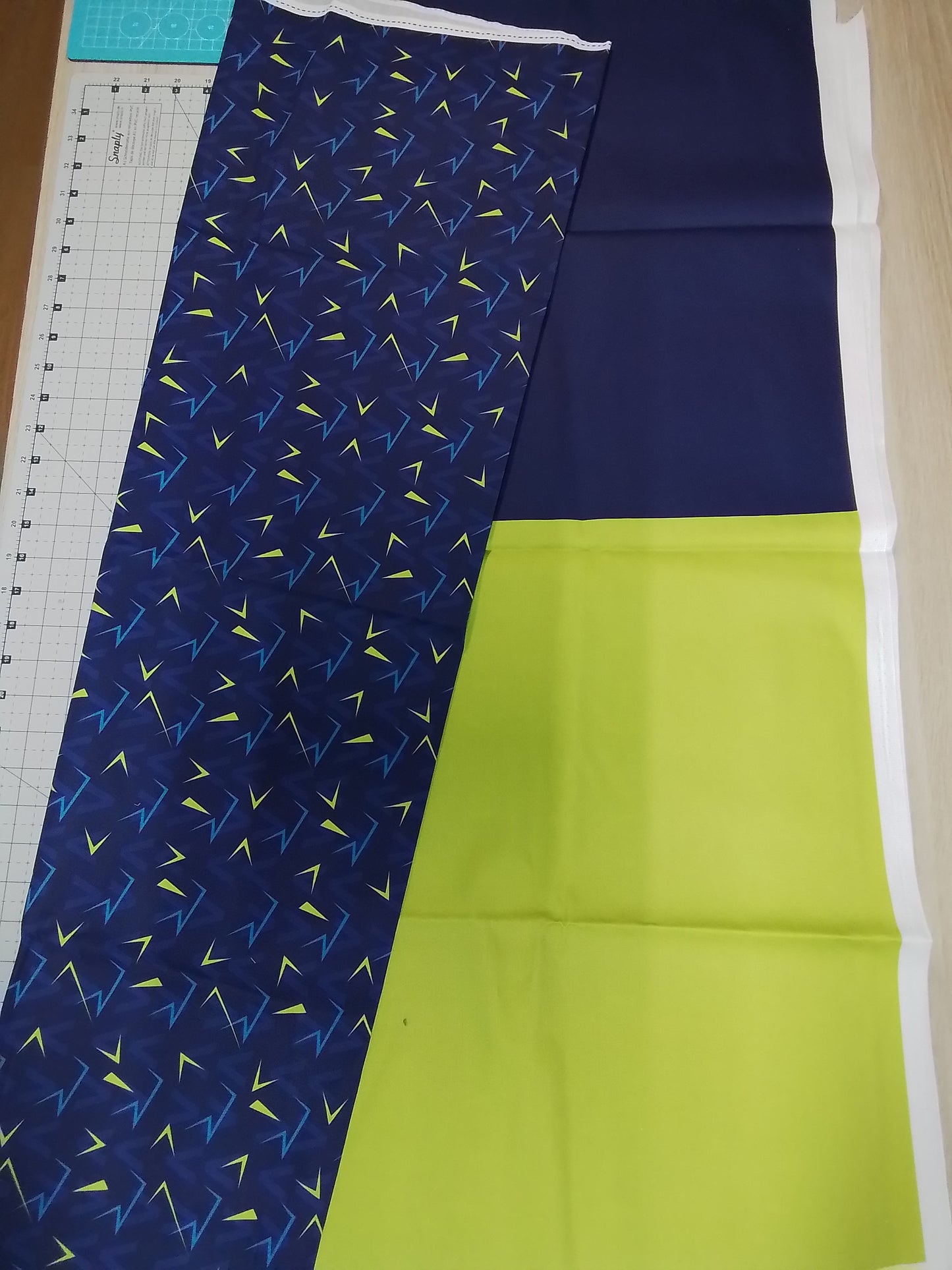 Sofortkauf: Baumwolle Stoffmix  ca. 150 x 100 cm - "Stürmer Blau-Fussball" (Kleiner Fleck auf Gelb-siehe Bild)