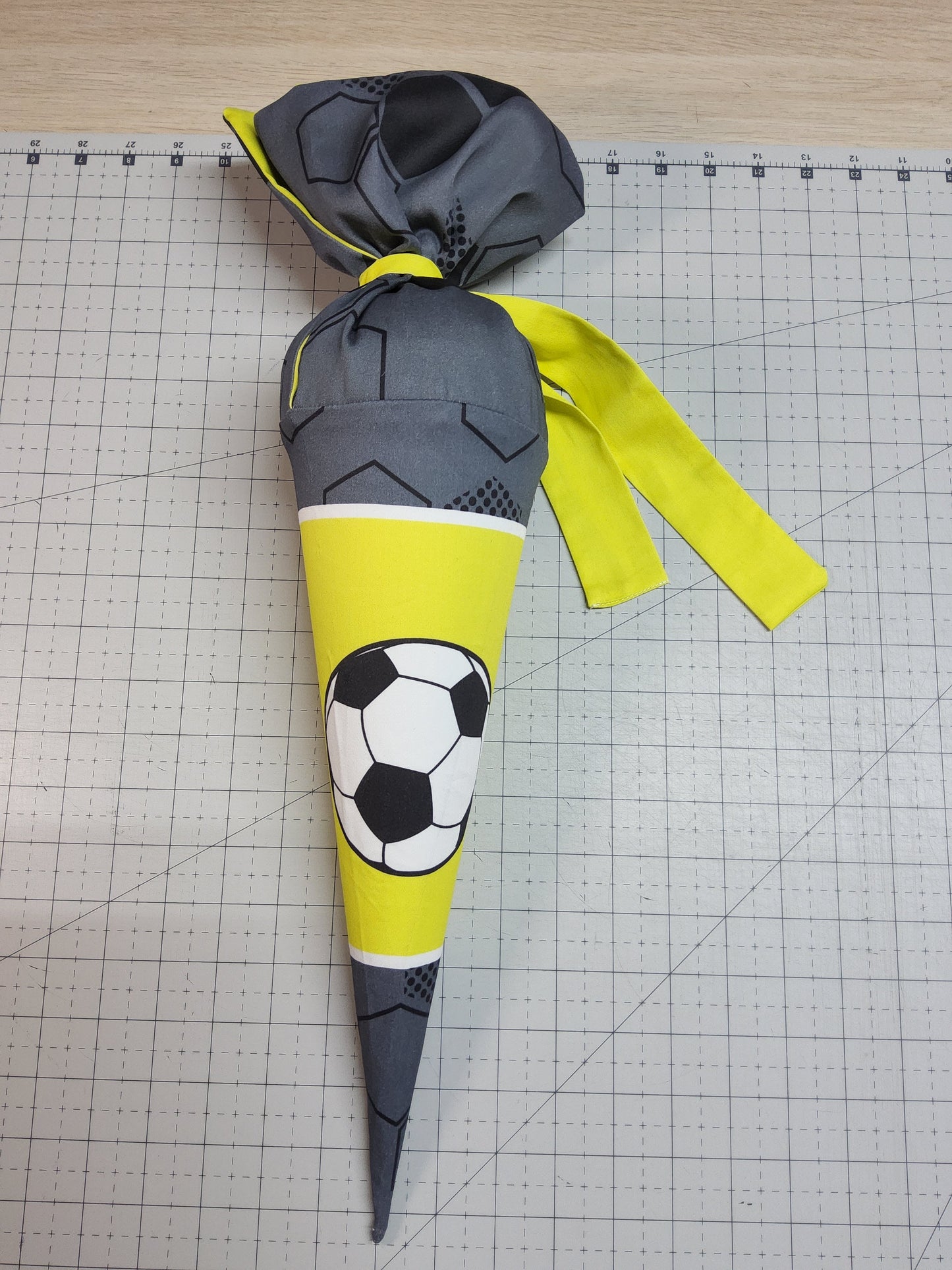 Sofortkauf 35cm: Zuckertüte 35cm mit Rohling- "Fussball auf Fussballspiel" (Geschwistertüte) - wie abgebildet