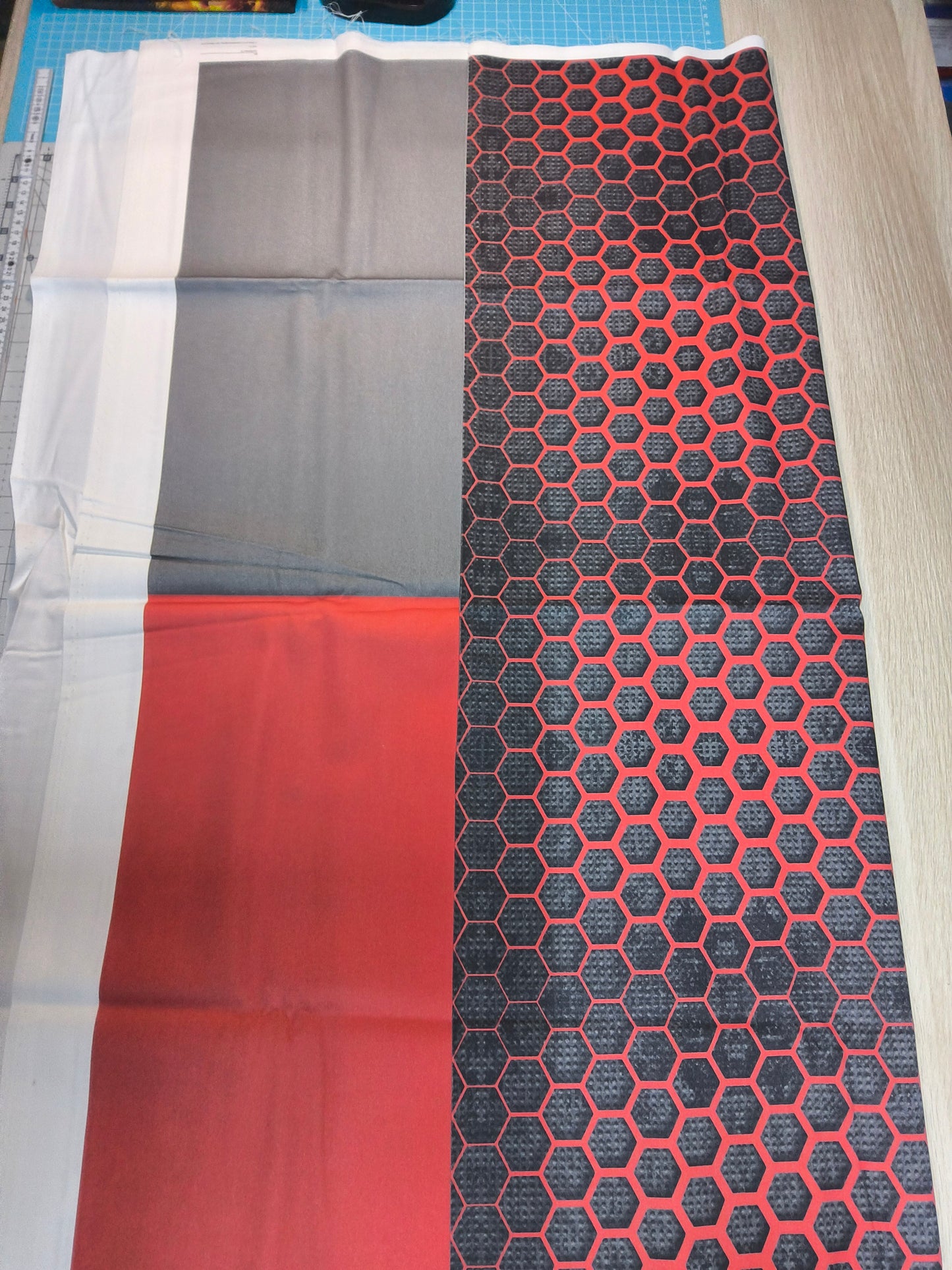 Sofortkauf: Baumwolle Stoffmix  ca. 150 x 100 cm - " Bienenwaben rot-metallic " ( Auslaufmodell - Nr. 139 )