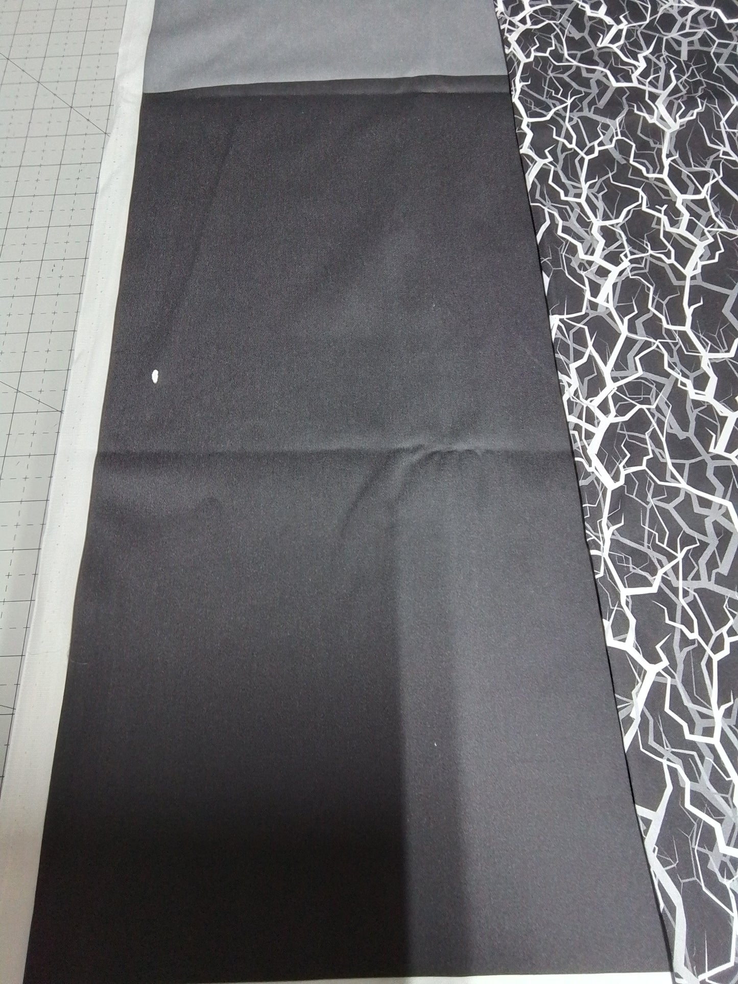 Sofortkauf: Baumwolle Stoffmix  ca. 150 x 100 cm - Blitze schwarz-weiss unifarben-(Fehler- Weißer Fleck auf schwarz-siehe Bild)
