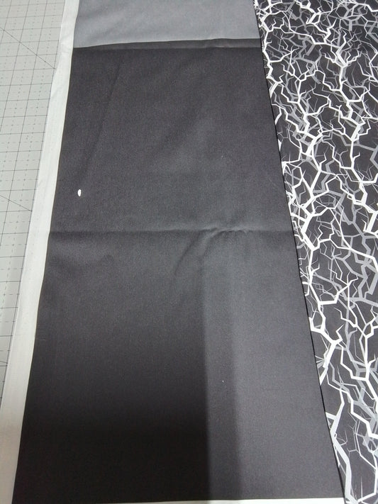 Sofortkauf: Baumwolle Stoffmix  ca. 150 x 100 cm - Blitze schwarz-weiss unifarben-(Fehler- Weißer Fleck auf schwarz-siehe Bild)