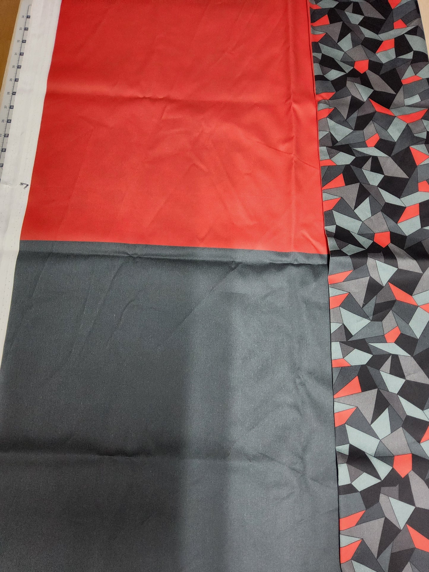 Sofortkauf: Baumwolle Stoffmix  ca. 150 x 100 cm - Geometric Triangles Red mit 2 unifarben-(Fehler siehe Bild)